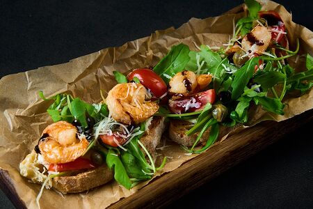 Брускетта с креветками