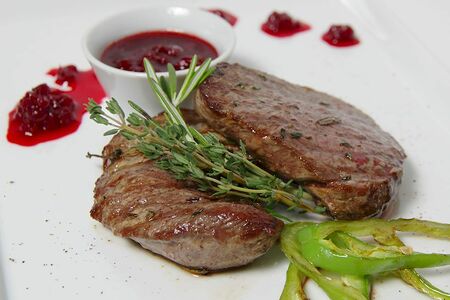 Медальоны из говяжьей вырезки с брусничным соусом