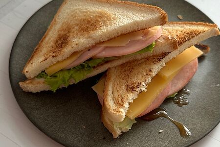 Сэндвич с ветчиной и сыром