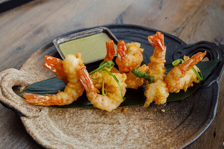 Креветки темпура с соусом Васаби