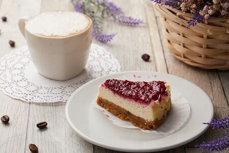 Вегетарианский чизкейк Нью-Йорк с малиновым конфи