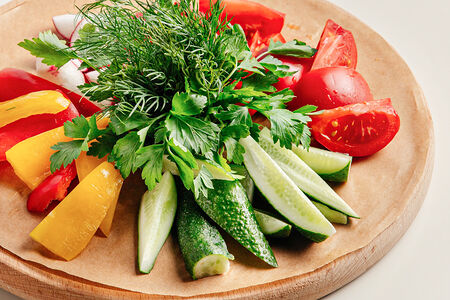 Ассорти из свежих овощей