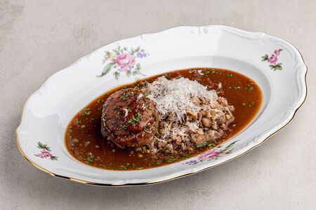 Котлета из мраморной говядины с гречей и белыми грибами