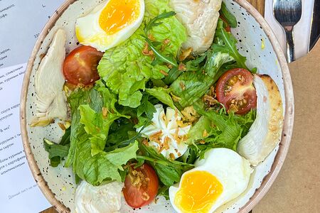 Микс салатов с куриным филе, томатами, яйцом и заправкой