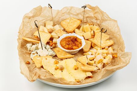 Сырное плато Сinq Fromages с абрикосовым конфитюром, крекерами и орехами