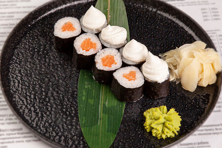 Ролл с лососем и сыром