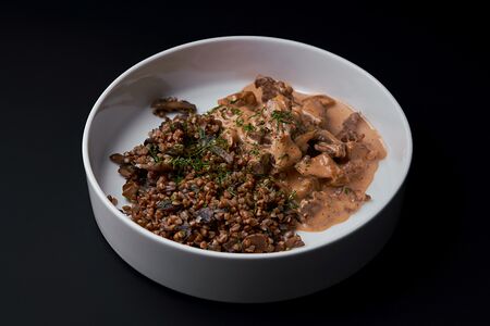 Бефстроганов с гречневой кашей и грибами