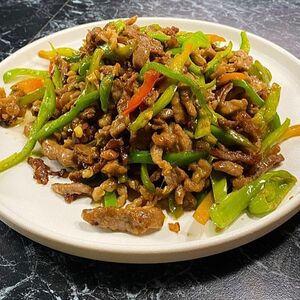 Жареные кусочки свинины с зеленым перцем