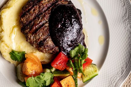 Бифштекс из говядины с картофельным пюре