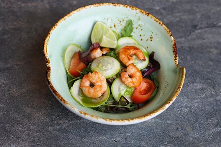 Салат с креветками и киноа