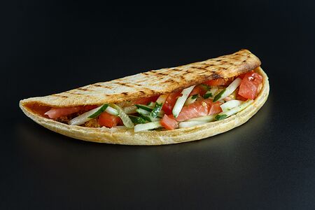 Пицца с курицей и летним салатом