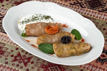 Толма с индейкой в капустных листьях