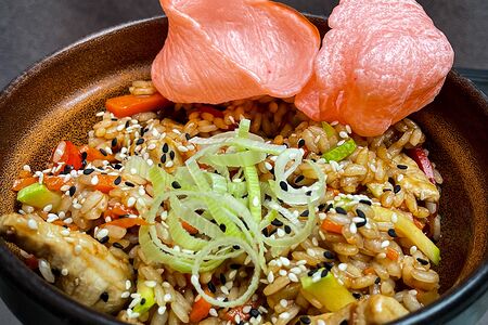 Рис с острой свининой в соусе шрирача