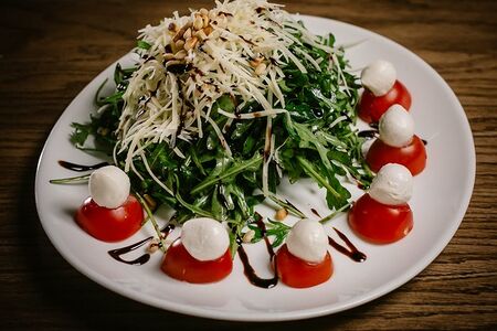 Руккола с моцареллой