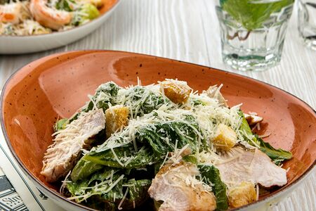 Салат Цезарь с куриным филе гриль
