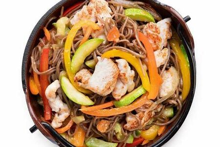 Соба с курицей в остро-сладком соусе