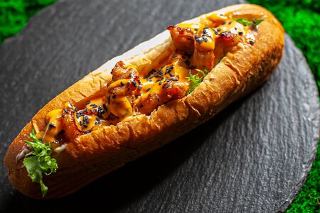 Хот-дог Паназиатский с креветками и манго