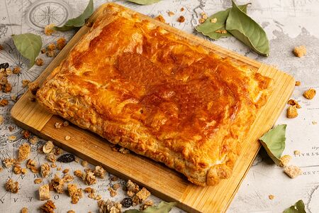 Пирог слоеный с яблоком