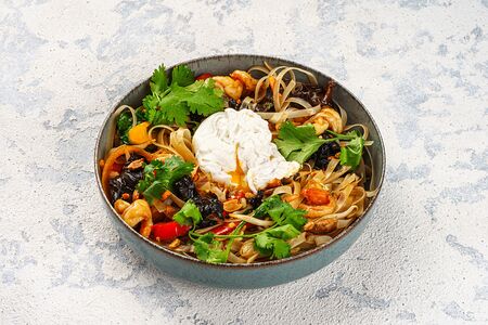 Wok лапша по-сингапурски с креветками