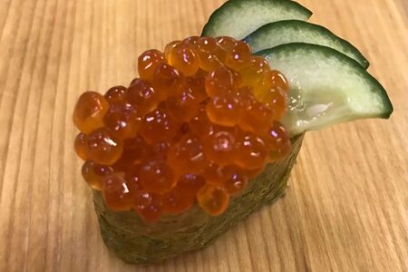 Гункан с красной икрой 1 шт