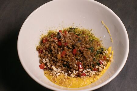 Жареная греча с хумусом и овощами