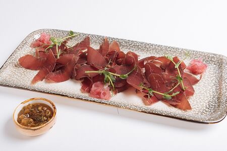 Строганина из ямальской вяленой оленины с грушевым конфи