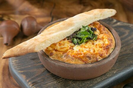 Сулугуни с помидором на кеци