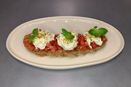 Брускетта со страчателлой