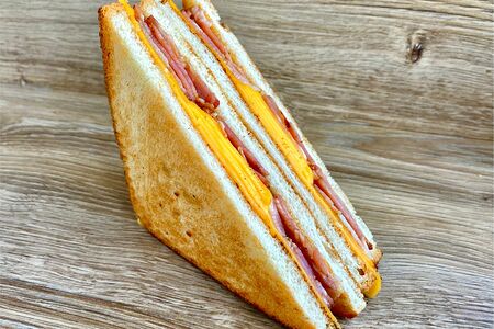 Сэндвич с ветчиной и сыром
