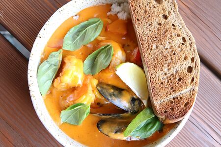 Соте из морепродуктов в соусе биск