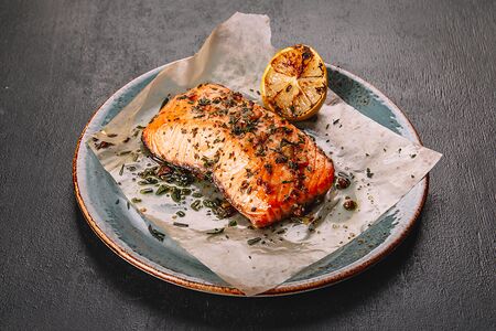 Стейк из подкопчённого лосося