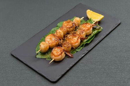 Жареные креветки и гребешок