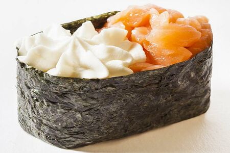 Сливочный гункан с лососем