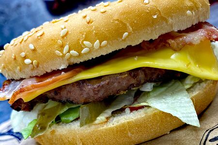 Роял чизбургер с беконом