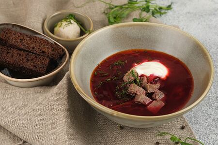 Борщ с ржаными гренками и крученым салом