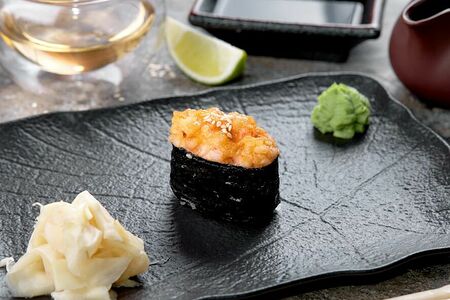 Запеченные суши с крабом