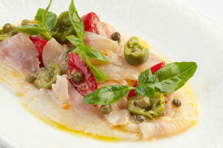 Карпаччо из сибаса с помидорами и оливками