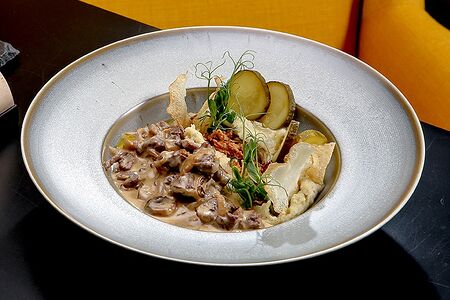 Бефстроганов из говядины с грибами и картофельным пюре с трюфельной пастой