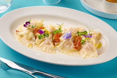 Равиоли с курицей под соусом пармезан