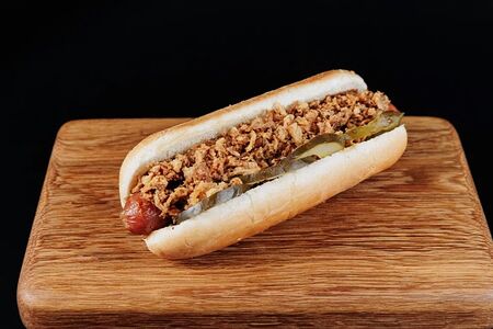 Хот-дог с сосиской из мраморной говядины