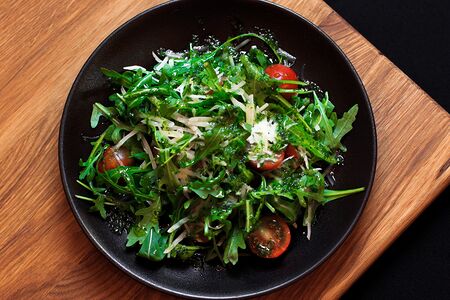 Рукола, пармезан и черри