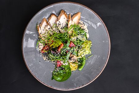 Теплый салат с цыпленком