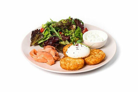 Хашбраун с лососем, яйцо пашот, микс салатных листьев и соус тартар