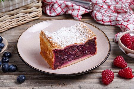 Штрудель с вишней