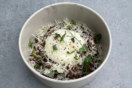 Греча с яйцом пашот