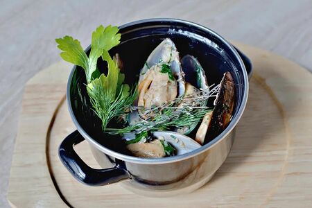 Мидии, жаренные в сливочном масле, с чесноком и зеленью