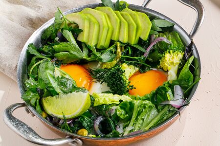 Ароматная яичница с пряной зеленью и авокадо