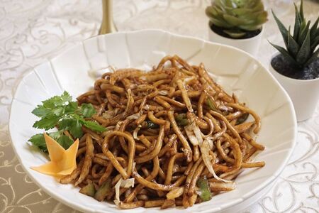 Жареная лапша с говядиной