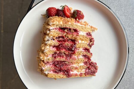 Медовый торт с вишней