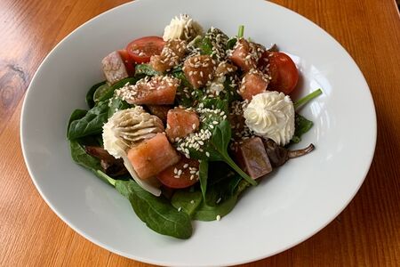 Салат с форелью и шпинатом